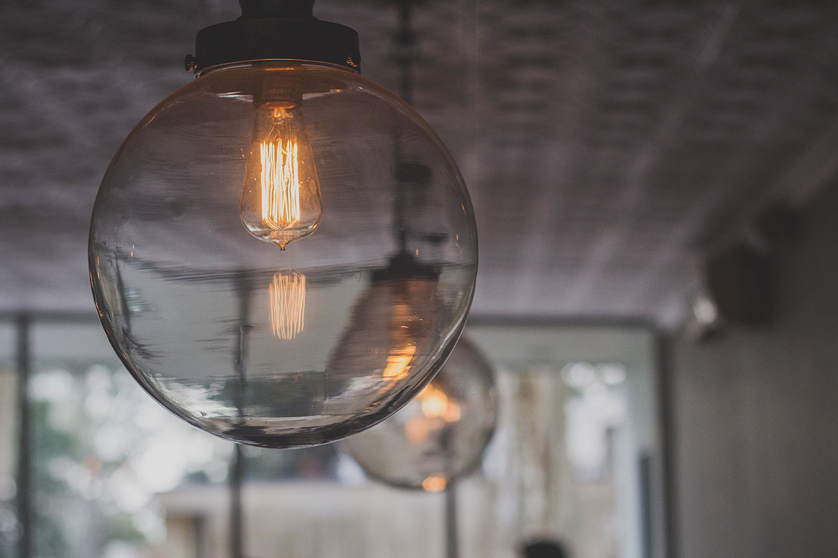 Titelbild zu „Die Edison Glühbirne – eine Stilikone mit Leuchtkraft“