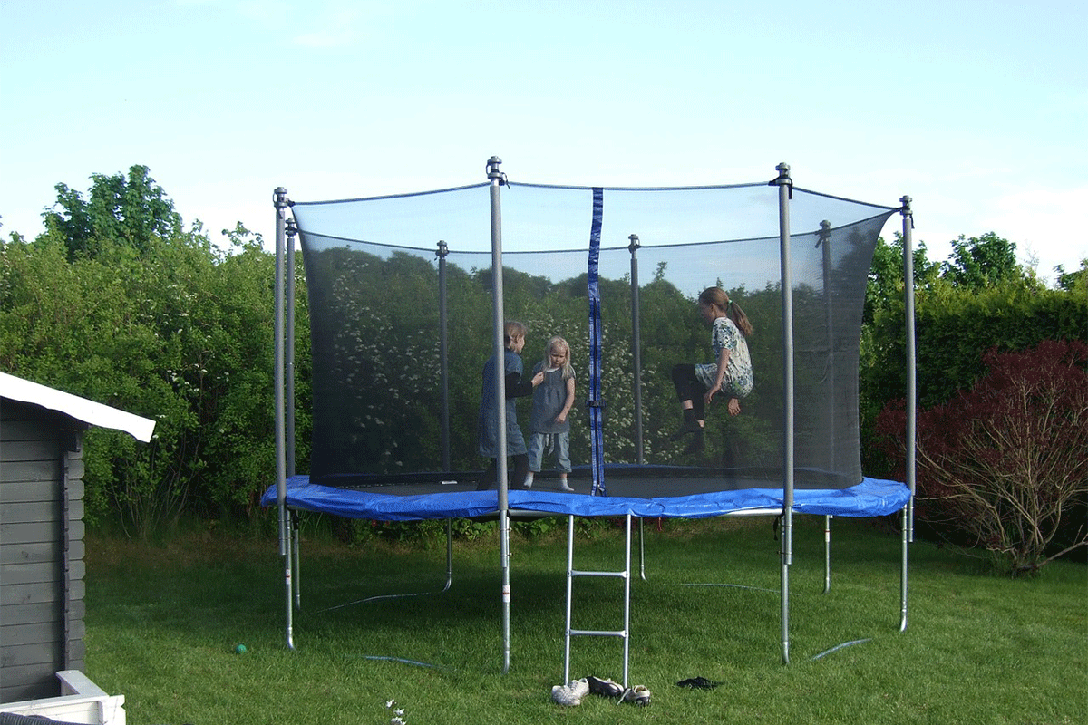 Titelbild zu „Eigenes Trampolin – Wo ist der geeignet Standort?“